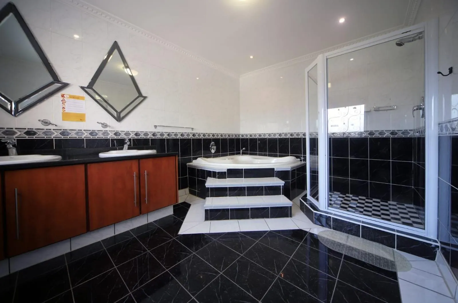 Savoy Lodge Cape Town